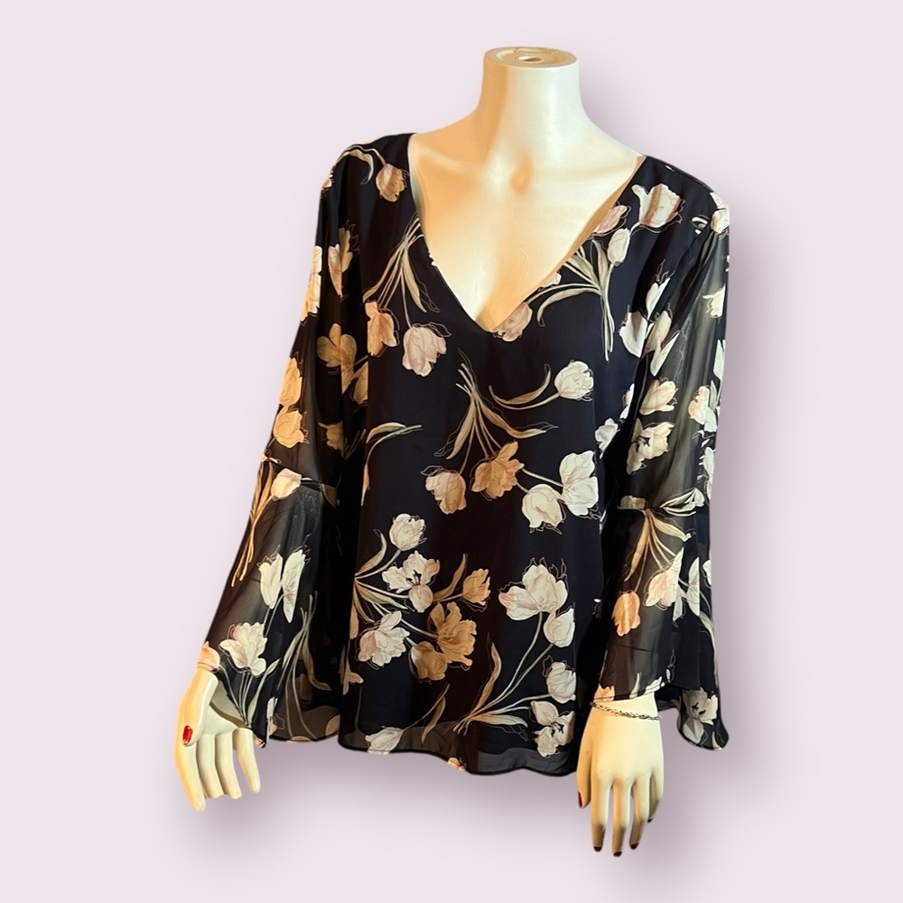 Charming Charlie Angel 3/4 Sleeve Women’s Blouse
Size XL
Navy Blue & Floral